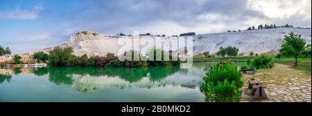 Pamukkale, Türkei - 07.15.2019. Weißer Berg und grüner See in Pamukkale. Panoramaaussicht von der Seite des Dorfes an einem Sommermorgen Stockfoto