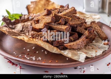 Roggenbrot Croutons auf einem Teller, Vorspeise für Salate, Suppen oder Bier Stockfoto