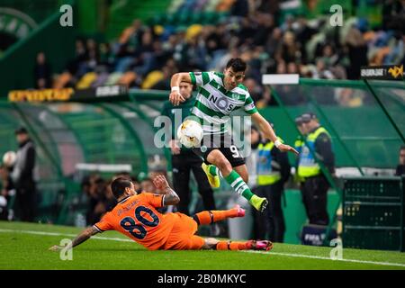 Marcos Acuna von Sporting CP und Junior Caicara von Istanbul Basaksehir werden während der UEFA Europa League 1. Runde der 32. Runde zwischen Sporting CP und Istanbul Basaksehir im Jose Alvalade Stadium in Lissabon im Einsatz gesehen.(Endstand; Sporting CP 3:1 Istanbul Basaksehir) Stockfoto