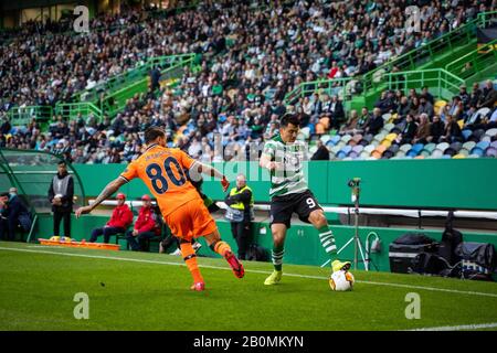 Marcos Acuna von Sporting CP und Junior Caicara von Istanbul Basaksehir werden während der UEFA Europa League 1. Runde der 32. Runde zwischen Sporting CP und Istanbul Basaksehir im Jose Alvalade Stadium in Lissabon im Einsatz gesehen.(Endstand; Sporting CP 3:1 Istanbul Basaksehir) Stockfoto