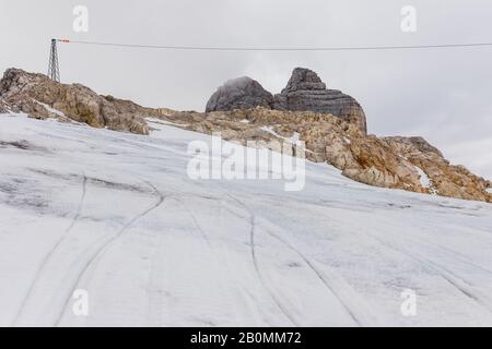 alpine Bergblick mit Schnee unter blauem Himmel Stockfoto