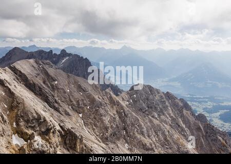 alpine Bergblick mit Schnee unter blauem Himmel Stockfoto