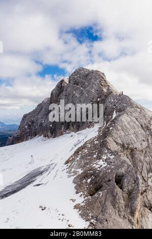 alpine Bergblick mit Schnee unter blauem Himmel Stockfoto