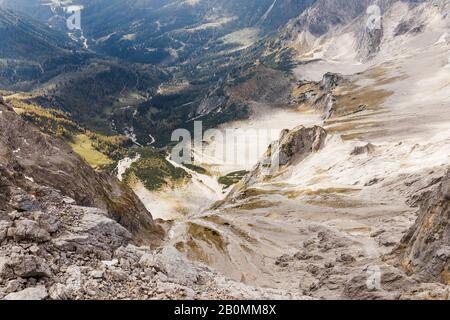 alpine Bergblick mit Schnee unter blauem Himmel Stockfoto