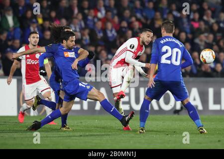 20 februar 2020 Getafe, Spanien Fußball Getafe V Ajax L-r: Dusan Tadic (Kapitän) von Ajax , Cucurella von Getafe CF, Xabier Etxeita von Getafe CF, Hakim Ziyech von Ajax, Nemanja Maklsimovic von Getafe CF Stockfoto