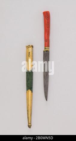 Messer (Kard) mit Ummantelung, Türkisch, 18. Bis 19. Jahrhundert, Türkisch, Stahl, Messing, Holz, samt, Koralle, Gold, Kristall, L. mit Ummantelung 12 1/8 Zoll. (30,8 cm); L. ohne Ummantelung 9 1/4 Zoll (23,5 cm); L. von Klinge 5 1/4 Zoll (13,3 cm); W. 11/16 Zoll (1,7 cm); Wt. 2,5 oz. (70,9 g); Gewicht der Ummantelung 1,3 oz. (36,9 g), Messer Stockfoto