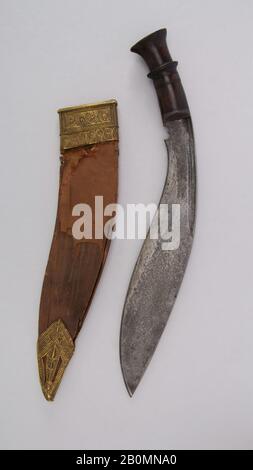 Messer (Kukri) mit Ummantelung, indisch oder nepalesisch, Gurkha, 19. Jahrhundert, indisch oder nepalesisch, Gurkha, Stahl, Holz, Leder, Gold, H. mit Ummantelung 17 7/16 Zoll. (44,3 cm); H. ohne Ummantelung 16 5/8 Zoll (42,2 cm); W. 1 15/16 Zoll (4,9 cm); Wt. 1 lb. 1,2 oz. (487,6 g); Gewicht der Ummantelung 5,1 oz (144,6 g), Messer Stockfoto