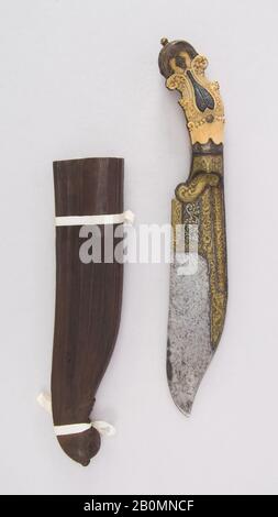 Messer (Piha Kaetta) mit Scheide, Sri Lankan, 18. Bis 19. Jahrhundert, Sri Lankan, Elfenbein, Silber, Messing, H. mit Scheide 14 Zoll. (35,6 cm); H. ohne Ummantelung 12 3/4 Zoll (32,4 cm); W. 2 1/4 Zoll (5,7 cm); Wt. 1 lb. 6,9 oz. (649,2 g); Gewicht der Ummantelung 3,4 oz (96,4 g), Messer Stockfoto