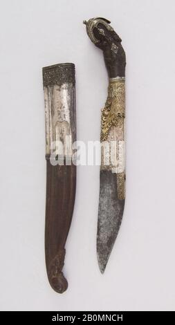 Messer (Piha Kaetta) mit Mantel, Sri Lankan, aus dem 18. Bis 19. Jahrhundert, Sri Lankan, Holz, Silber, Messing, Stahl, H. mit Ummantelung 14 1/16 Zoll. (35,7 cm); H. ohne Ummantelung 12 13 / 16 Zoll (32,5 cm); W. 2 Zoll (5,1 cm); Wt. 13,2 oz. (374,2 g); Gewicht der Ummantelung 2,4 oz (68 g), Messer Stockfoto