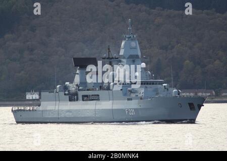 FGS Hessen (F221), eine Fregatte der Sachsen-Klasse, die von der Deutschen Marine betrieben wird und bei der Ankunft an Gourock zur Übung Joint Warrior 12-1 vorbeiführt Stockfoto