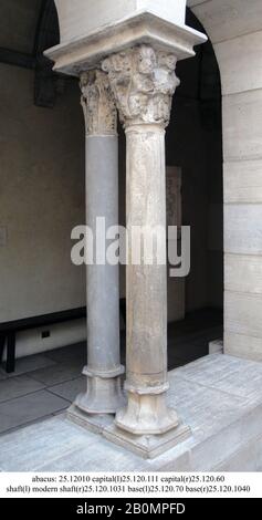 Column Base, Französisch, Ende des 12. Jahrhunderts, Hergestellt im Languedoc, Frankreich, Französisch, Stein, Gesamt: 8 7/8 x 9 7/8 x 9 7/8 Zoll (22,5 x 25,1 x 25,1 cm), bildhauerisch Stockfoto