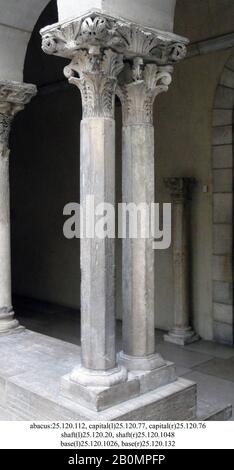 Column Base, Französisch, Ende des 12. Jahrhunderts, Hergestellt im Languedoc, Frankreich, Französisch, Stein, Gesamt: 5 1/8 x 9 7/8 x 9 7/8 Zoll (13 x 25,1 x 25,1 cm), bildhauerisch Stockfoto