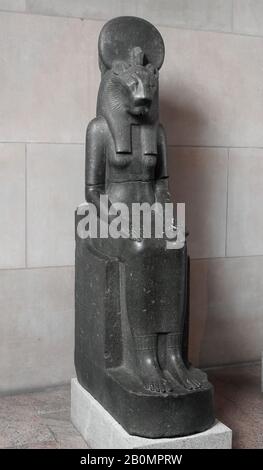 Statue der Göttin Sakhmet, Neues Königreich, Dynastie 18, Regierungszeit von Amenophem III., ca. 1390-1352 v. Chr., Aus Ägypten, Oberägypten, Theben, Karnak, Granodiorit, H. 213 cm; w. Basis 49,5 cm; d. 97,5 cm (38 3/8 Zoll Stockfoto