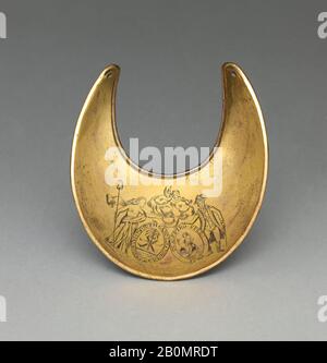 Gorget für einen Offizier des South Carolina Infantry Regiment, Amerikaner, Ende des 18. Jahrhunderts, Amerikaner, Messing, Gold, H. 4 3/4 Zoll (12,07 cm); W. 4 1/4 Zoll (10,8 cm), Armor Part-Gorgets Stockfoto