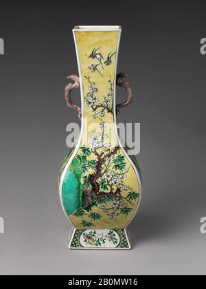 Vase in Form Archaischer Bronze, China, Qing-Dynastie (1644-1911), Datum Ende des 18.-19. Jahrhunderts, China, Porzellan mit farbigen Emaillierungen über durchsichtiger Glasur (Jingdezhen Ware), H. 21 Zoll. (53,3 cm), Keramik Stockfoto