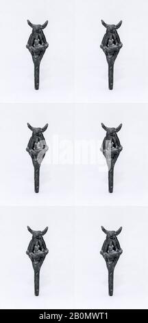 Openwork Rattle Bell, Iran, Iron Age II, Date ca. Jahrhundert v. Chr., Westiran, Iran, Bronze, 3,94 Zoll. (10,01 cm), Metalwork-Equestrian Stockfoto