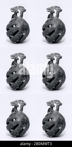 Klapperschlocke, Iran, Eisenzeit III-II, Datum ca. Jahrhundert v. Chr., Westiran, Iran, Bronze, 2,56 x 2,28 Zoll. (6,5 x 5,79 cm), Metalwork-Equestrian Stockfoto