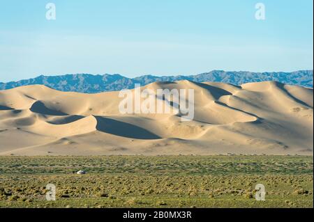 Blick auf die Sanddünen der Hongoryn Els in der Wüste Gobi im Süden der Mongolei. Stockfoto