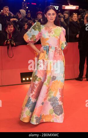 Lea van Acken besucht die Premiere des "My Salinger Year" in der Eröffnungsnacht des 70. Internationalen Filmfestivals der Berlinale am 20. Februar 2020 in Berlin-Alepalast. Stockfoto