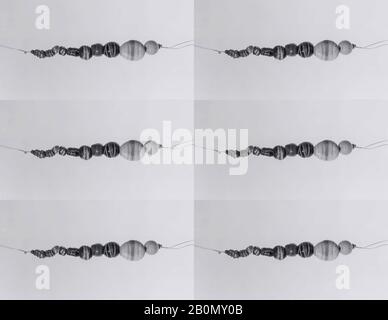 Perlen, Iran, Eisenzeit II, Datum ca. Jahrhundert v. Chr., Iran, Hasanlu, Iran, Glas, 3,66 Zoll (9,3 cm), Glasornamente Stockfoto