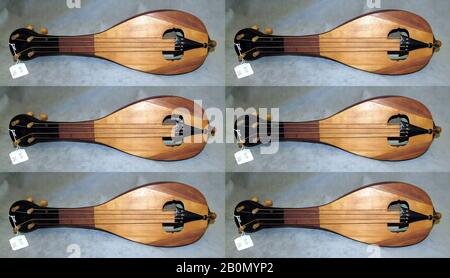 T. Maurouoff, Rebec, Griechisch, T. Maurouoff (Griechisch, Aktiv-Athen Ende des 19. Jahrhunderts), Ende des 19. Jahrhunderts, Athen, Griechenland, Griechisch, Holz, Darmsaiten, L. 1 ft. 6 Zoll, W. 5-1/2 Zoll, Chordophone-Laute-verbeugt-unfreigestellt Stockfoto