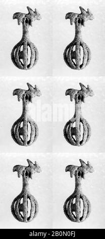 Openwork Rattle Bell, Iran, Eisenzeit, Datum 1. Jahrtausend v. Chr., Iran, Iran, Bronze, 2,42 x 1,04 Zoll (6,15 x 2,64 cm), Metalwork-Equestrian Stockfoto