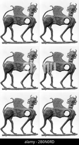 Pferdestückchen in Form eines geflügelten, menschengeköpften Quadrupes, Iran, Eisenzeit, Date Ca. Jahrhundert v. Chr., Iran, wahrscheinlich aus Luristan, Iran, Bronze, 6,46 x 5,87 Zoll. (16,41 x 14,91 cm), Metalwork-Equestrian Stockfoto