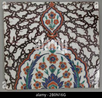 Kachel mit Blumenkartusche auf Ebran (Marble Imitation Pattern) Hintergrund, quadratischer Kachel, Ende 16. Jahrhundert, Der Türkei zugeschrieben wird, Iznik, Stonepaste; polychrom unter transparenter Glasur gemalt, H. 12 1/8 Zoll. (30,8 cm), W. 13 3/8 Zoll (34 cm), D. 7/8 Zoll (2,2 cm), Wt. 1 kg (1190,8 g), Ceramics-Kiles Stockfoto