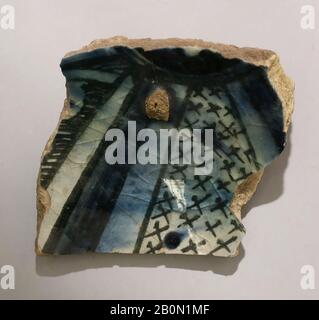 Fragment, 14. Jahrhundert, Das Ägypten oder Syrien Zugeschrieben wird, Stonepaste; polychrome Unterglasur bemalt, Keramik Stockfoto