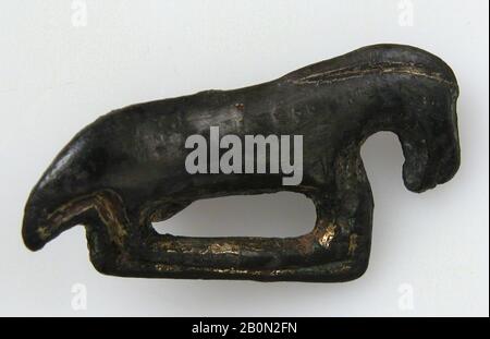 Horse-Shaped Brooch, fränkisch, 6. Jahrhundert, Hergestellt in Nordfrankreich, fränkisch, Kupferlegierung, vergoldet, Gesamt: 7/8 x 1/2 x 1/4 Zoll. (2,2 x 1,2 x 0,6 cm), Metallwork-Kupfer-Legierung Stockfoto