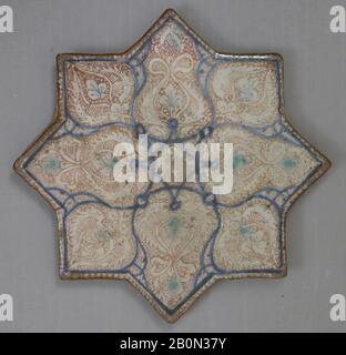 Stern-Shaped Tile, sternförmige Kachel, 13. Bis 14. Jahrhundert, Hergestellt im Iran, Kashan, Stonepaste; glanzbemalt, Ceramics-Tiles Stockfoto