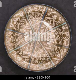 Schüssel, 14. Jahrhundert, Dem Iran zugeschrieben, Kashan, Stonepaste; glanzlackiert, H. 2 1/2 Zoll (6,4 cm), Durchm. 9 Zoll (22,9 cm), Keramik Stockfoto