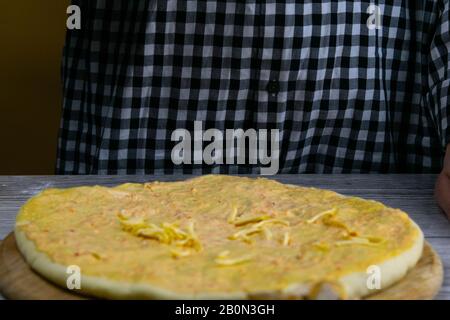 Frische original italienische Rohpizzen. Vorbereitungsprozess Stockfoto