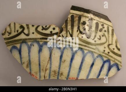 Fragment, 14. Jahrhundert, Syrien zugeschrieben, Stonepaste; Unterglasur bemalt, Keramik Stockfoto