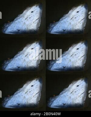 Fragment, Kreuzritter, 13. Jahrhundert, Kreuzritter, Glasmalerei, 1 × 13 / 16 × 3/16 Zoll (2,5 × 2,1 × 0,5 cm), Glass-Sad Stockfoto