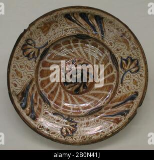 Gericht, Spanisch, Valencia, 17. Jahrhundert, Spanisch, Valencia, mit Zinnglas und Lustrenbemalten Steingut, Durchmesser: 19 3/8 Zoll. (49,2 cm), Ceramics-Keramik Stockfoto