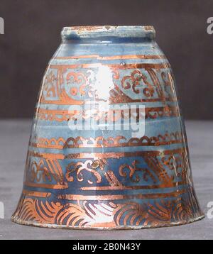 Cup, Ende des 17. Jahrhunderts, Dem Iran Zugeschrieben, Stonepaste; glanzlackiert auf opaker weißer Glasur, H. 2 3/4 Zoll (7 cm), Durchm. 2 3/4 Zoll (7 cm), Keramik Stockfoto