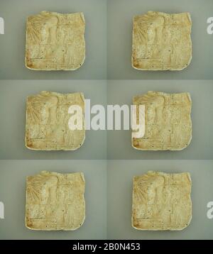 Putzrelieffragment mit einer männlichen Figur auf einem Thron, Roman, Frühimperial, Datum 1. Jahrhundert A.D., Roman, Gips, H. 2 3/4 Zoll (7 cm), Miscellaneouus-Plaster Stockfoto