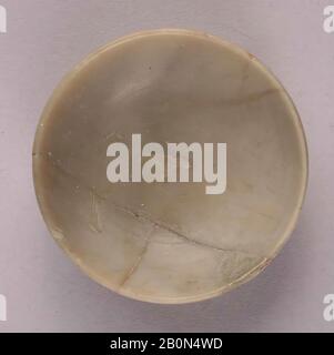 Schale, 8.-9. Jahrhundert, Im Iran Ausgegraben, Nishapur, Stein; gehauen, H. 1/2 Zoll (1,3 cm), Durchm. 1 7/16 Zoll (3,7 cm), Stein Stockfoto