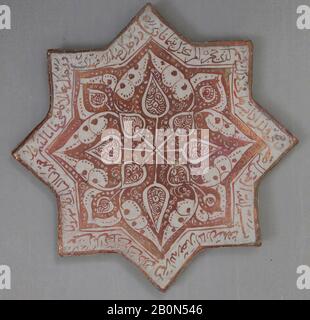 Stern-Shaped Tile, sternförmige Kachel, 13. Jahrhundert, Hergestellt im Iran, wahrscheinlich Kashan, Stonepaste; glanzbemalt auf opaker weißer Glasur mit Akzenten von Kobalt, 8 Zoll. (20,3 cm), Ceramics-Tiles Stockfoto