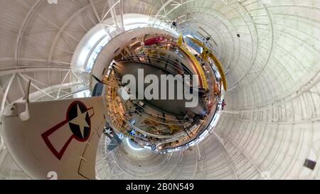 Chantilly, Virginia - 16. Februar 2020 - Touristen im Steven F. Udvar-Hazy Center des Smithsonian Air and Space Museum in Chantilly, Virginia Stockfoto