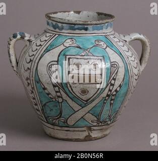 Two-Handled Jar mit Vögeln und einem Wappen, italienisch, Anfang 1400s, Hergestellt in Florenz, Toskana, Italien, Italienisch, Tin-glasierte Steingut, Gesamt: 8 1/4 x 9 3/4 x 8 7/16 Zoll. (21 x 24,8 x 21,5 cm), Keramik Stockfoto