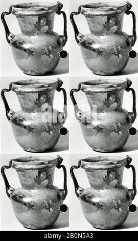 Glas, zweifach verarbeitet, Roman, Spätes Kaisertum, Datum 4.-5. Jahrhundert A.D., Roman, Glas; geblasen, H.: 4 1/2 Zoll (11,4 cm), Glas Stockfoto