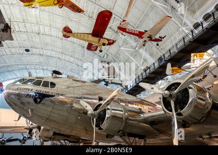 Chantilly, Virginia - 16. Februar 2020 - The Pan Am Clipper Flying Cloud im Steven F. Udvar-Hazy Center des Smithsonian Air and Space Museum Stockfoto