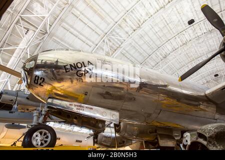 Chantilly, Virginia - 16. Februar 2020 - Das Enola Homosexuelle WWII Flugzeug im Steven F. Udvar-Hazy Center des Smithsonian Air and Space Museum in Chan Stockfoto