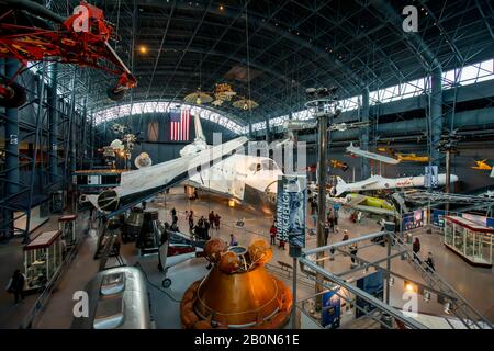 Chantilly, Virginia - 16. Februar 2020 - Space Shuttle Discovery Inside the McDonnell Space Hangar im Steven F. Udvar-Hazy Center of the Smiths Stockfoto