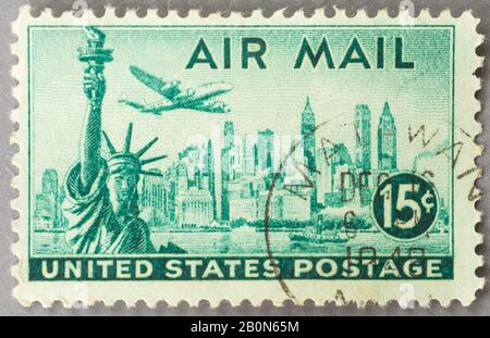 Eine US-amerikanische Airmail-Briefmarke aus dem Jahr 1947 mit Freiheitsstatue und New York Skyline. Stockfoto