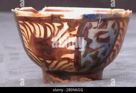 Cup, Ende des 17. Bis 18. Jahrhunderts, Dem Iran Zugeschrieben, Stonepaste; glanzlackiert auf opaker blauer und weißer Glasur unter durchsichtiger farbloser Glasur, H. 1 3/4 Zoll (4,4 cm), Keramik Stockfoto