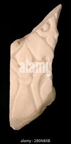 Fragment einer Geschnitzten und Bemalten Dado-Tafel, Fragment einer Dado-Tafel, 10.-11. Jahrhundert, Im Iran Ausgegraben, Nishapur, Stein (Prob. Alabaster); geschnitzt, 8 1/16 x 2 3/8 x 7/8 Zoll. (20,5 x 6 x 2,2 cm), Stein Stockfoto