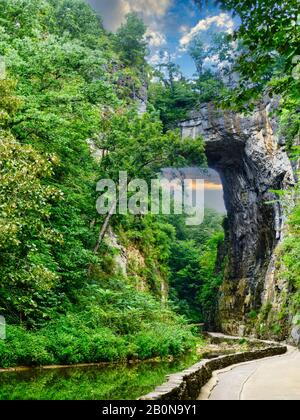 Die Natural Bridge - ein 215 Fuß hoher natürlicher Bogen in Virginia Stockfoto